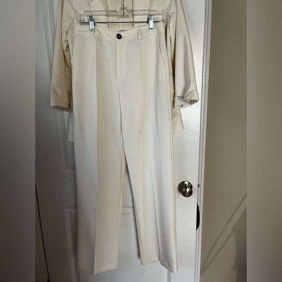Gorgeous women’s suit, size medium - Picture 3 of 5